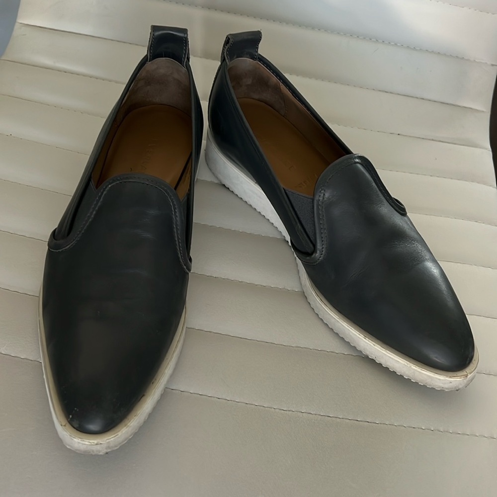 Everlane Leather Gray Flats / Loafers
Small white platform 
Size 9
Lightly worn